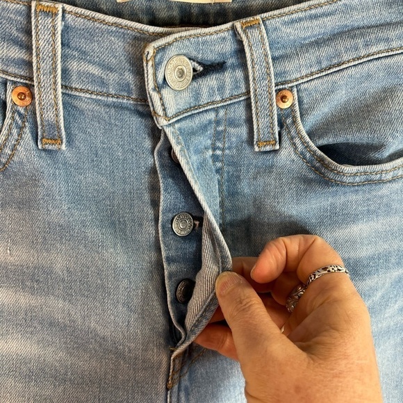 Levi's wedgie Skinny jeans with busted knee light wash Size 26 Button Fly - Picture 4 of 12